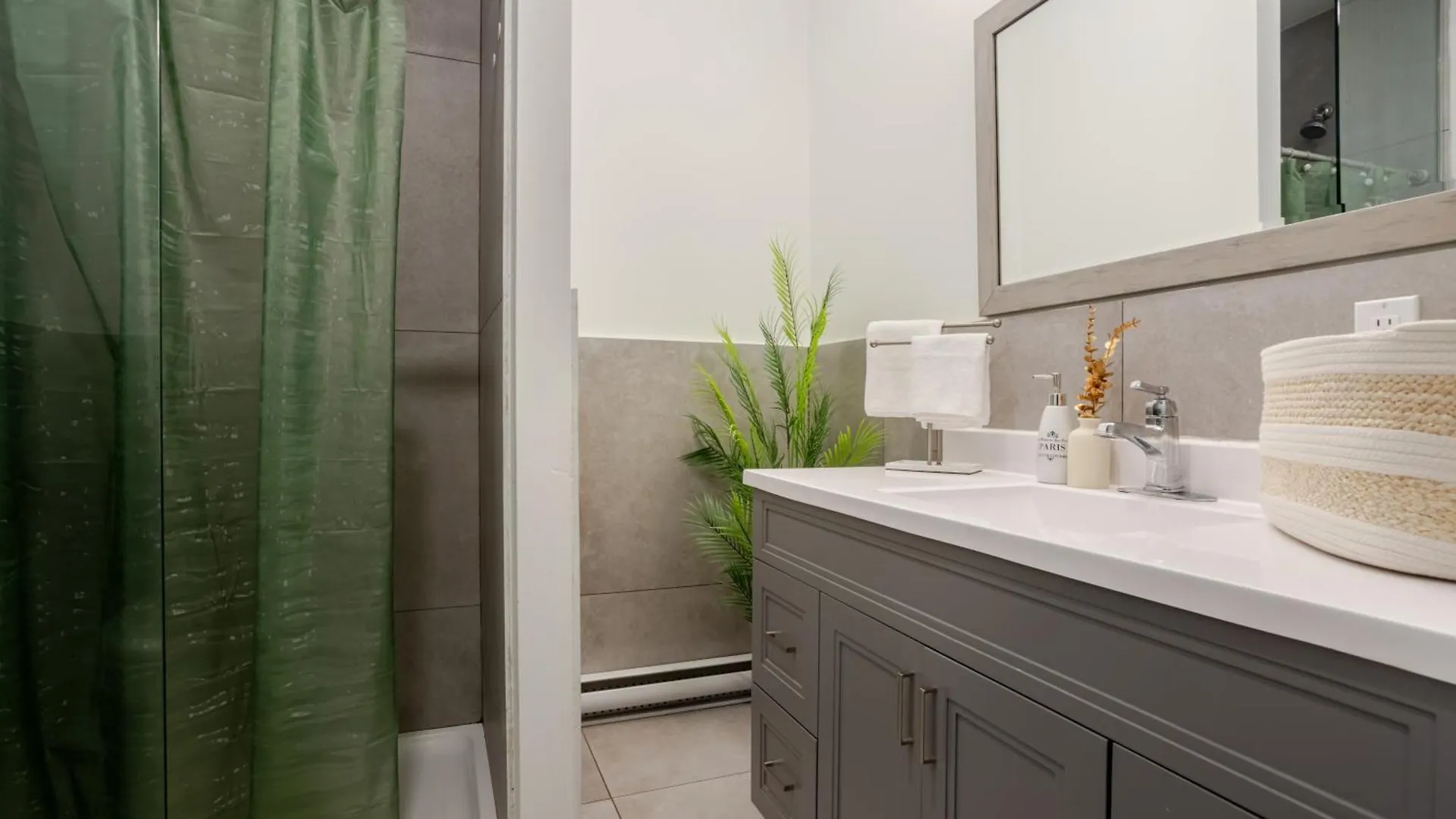 Apartment Snug Studio On Bishop Dt Mtl Zw5 Montreal