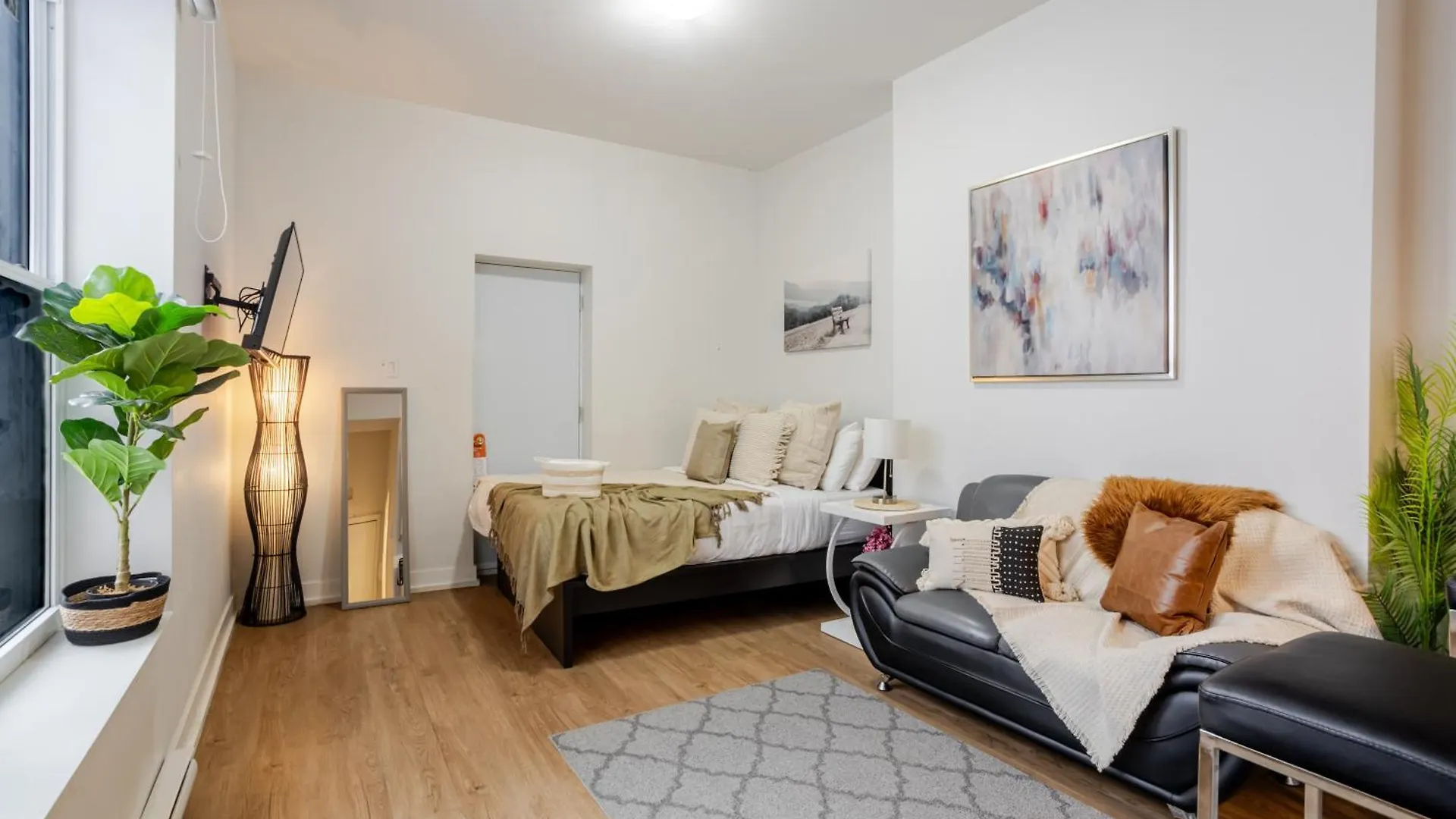 Snug Studio On Bishop Dt Mtl Zw5 Montreal