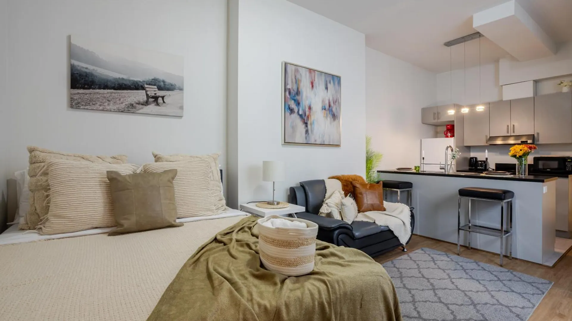 Snug Studio On Bishop Dt Mtl Zw5 Montreal Canada