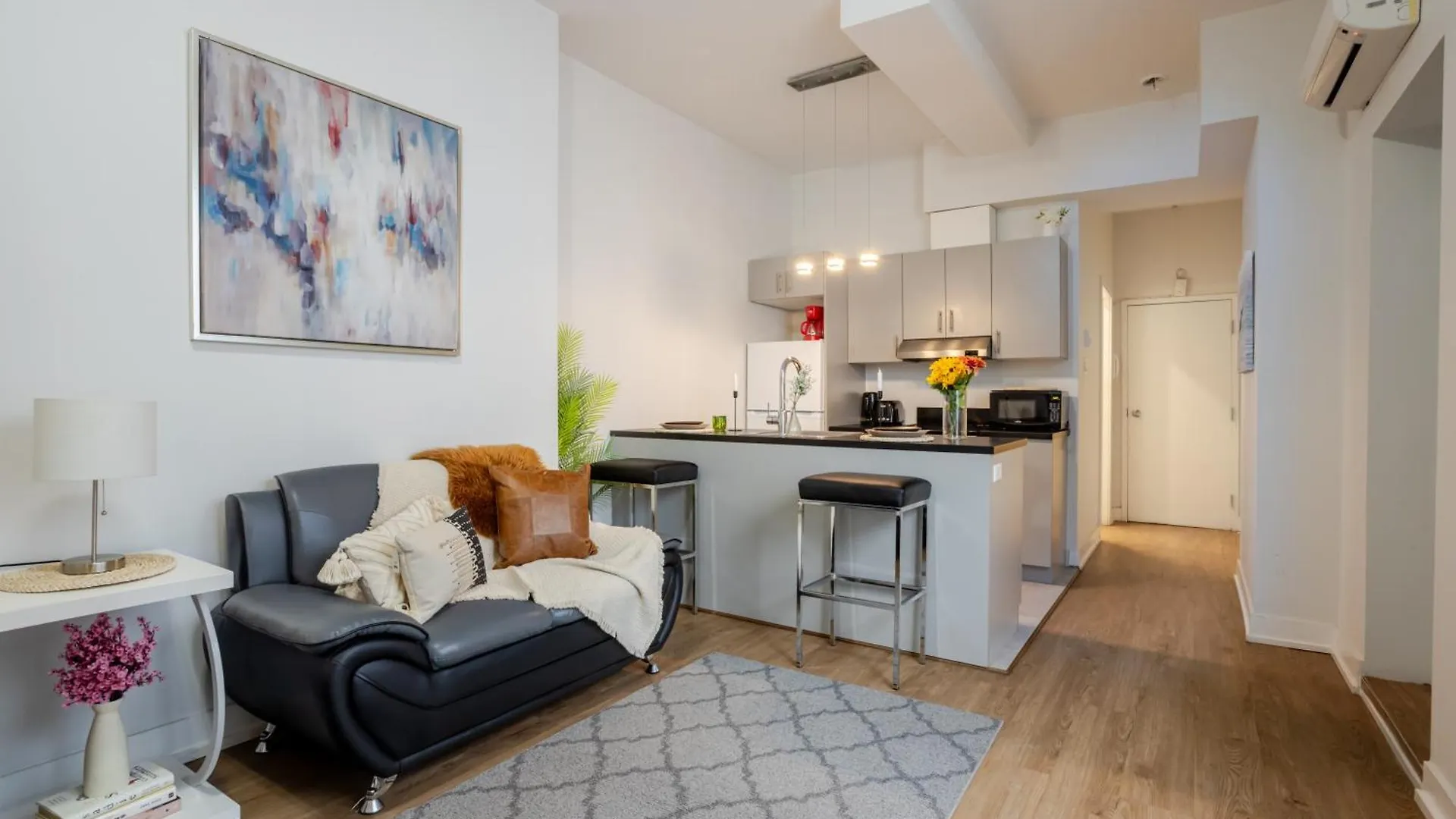 Snug Studio On Bishop Dt Mtl Zw5 Montreal Apartment